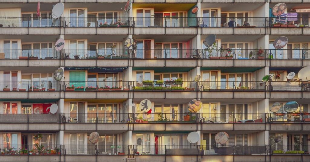 Modernes Wohngebäude in Berlin, das von einem Pumpenservice-Unternehmen betreut wird